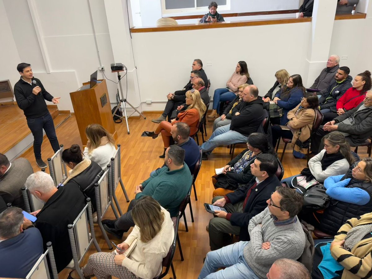 LeibnitzVM's tweet photo. Participamos del lanzamiento del Prog. "Huellas locales" que se presentó en el Concejo Deliberante de nuestra ciudad. Especialmente, el director Lic. Marcelo Morini agradece al presidente del Concejo Deliberante Juan Pablo Inglese @juanpabloinglese por la invitación. https://t.co/hRvpmaNe3B