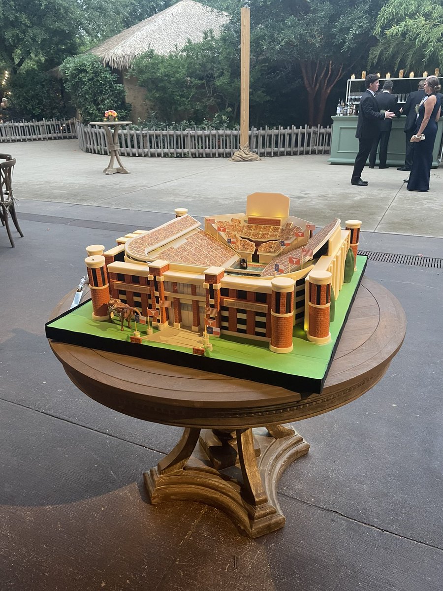 onewberry9's tweet photo. @JCHartzell we just saw you in the breakfast room at the Commodore Perry and flashed you a hook ‘em! 🤘I also wanted to show you our grooms cake from Saturday night: https://t.co/aTn7umFRI7