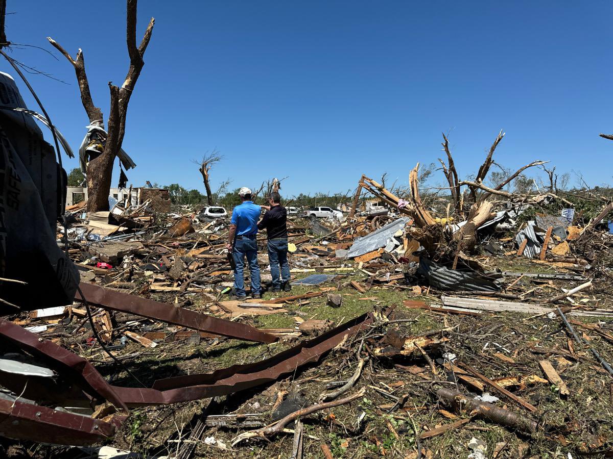 Extreme damage from the Barnsdall EF4 tornado. (Nws Photos) ✅Well built 2 story home slabbed ✅Ground scouring ✅Debris granulation ✅Moderate debarking of trees Probably one of the strongest tornadoes in that area since 2008 Picher.