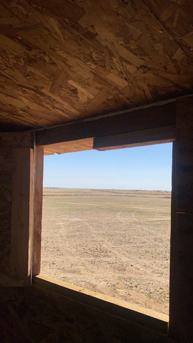 عشقت دارك لوّ ماهي بجنة
وصارت بعيني ريف ومروج وانهار

حتى المطلّ اللي تطلين منه
له في يسار الصدر قيمة ومقدار