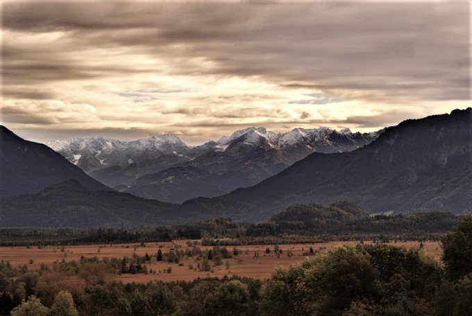 With an area of 32 km², the Murnauer Moos is the largest contiguous, naturally preserved moorland in Central Europe. With a view of this beauty, I wish my beloved and much appreciated fellow inhabitants of planet Earth a good evening and a blessed night. May God bless you.❤️💙💚