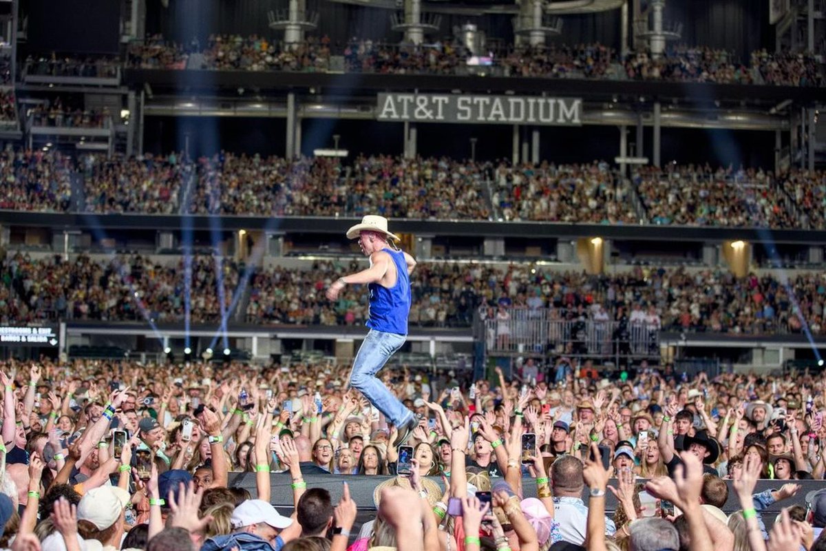 What a night! Loved seeing @ATTStadium come to life during the off season. 

Thank you @kennychesney ! #SunGoesDownTour