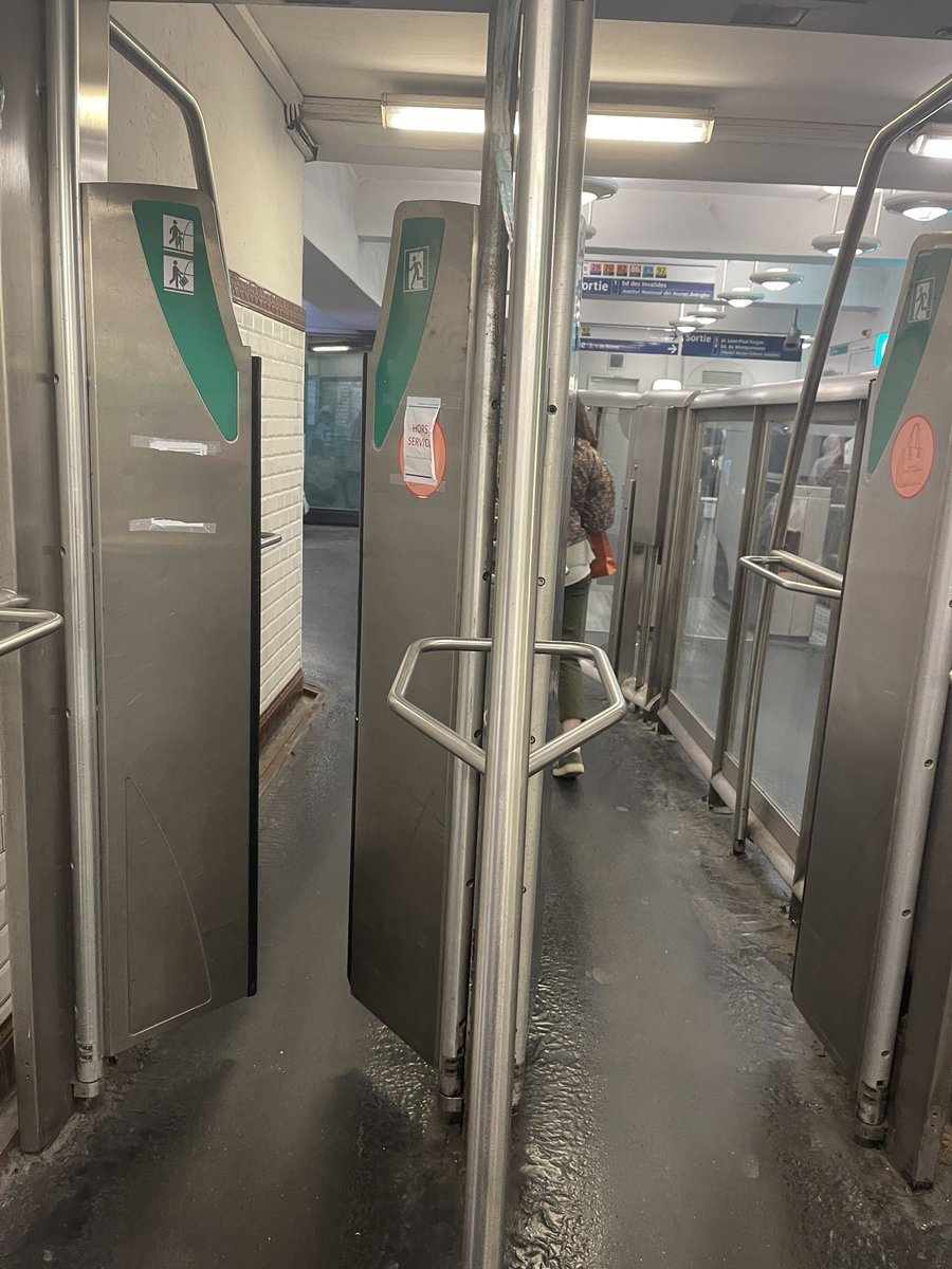 Photo prise aujourd’hui dans deux stations différentes. Les portes qui ne marchent plus, c’est devenu la règle dans le métro. Plus rien ne fonctionne en réalité @ClientsRATP @RATPgroup @IDFmobilites @vpecresse @JeanCASTEX #castexdemission.