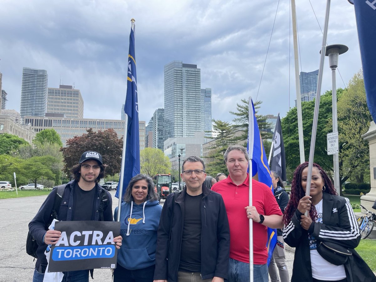 OSSTF in solidarity with locked out @ACTRAToronto workers today at Queen's Park. #onpoli