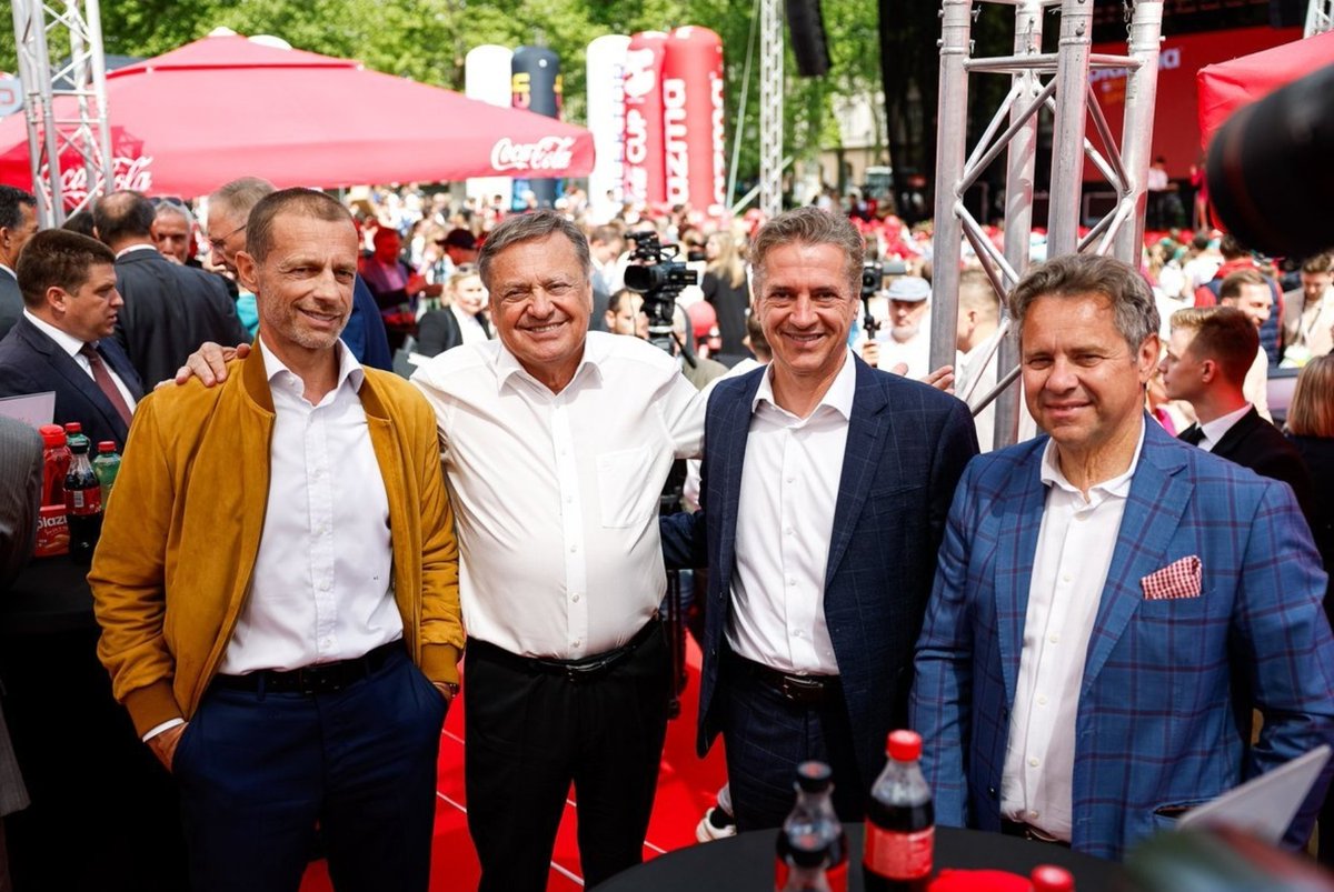 CirilJenko's tweet image. Zadnje čase se Čeferin precej pojavlja v medijih. Vam povem skrivnost. Strici ga razkazujejo, kot kakega plemenskega bika, da se ga ljudje navadijo. Pred naslednjimi državnozborskimi volitvami se bo pa Klakočarka spet drla : Vrhuuuunski manager. In imeli bomo naslednji cikel 4…