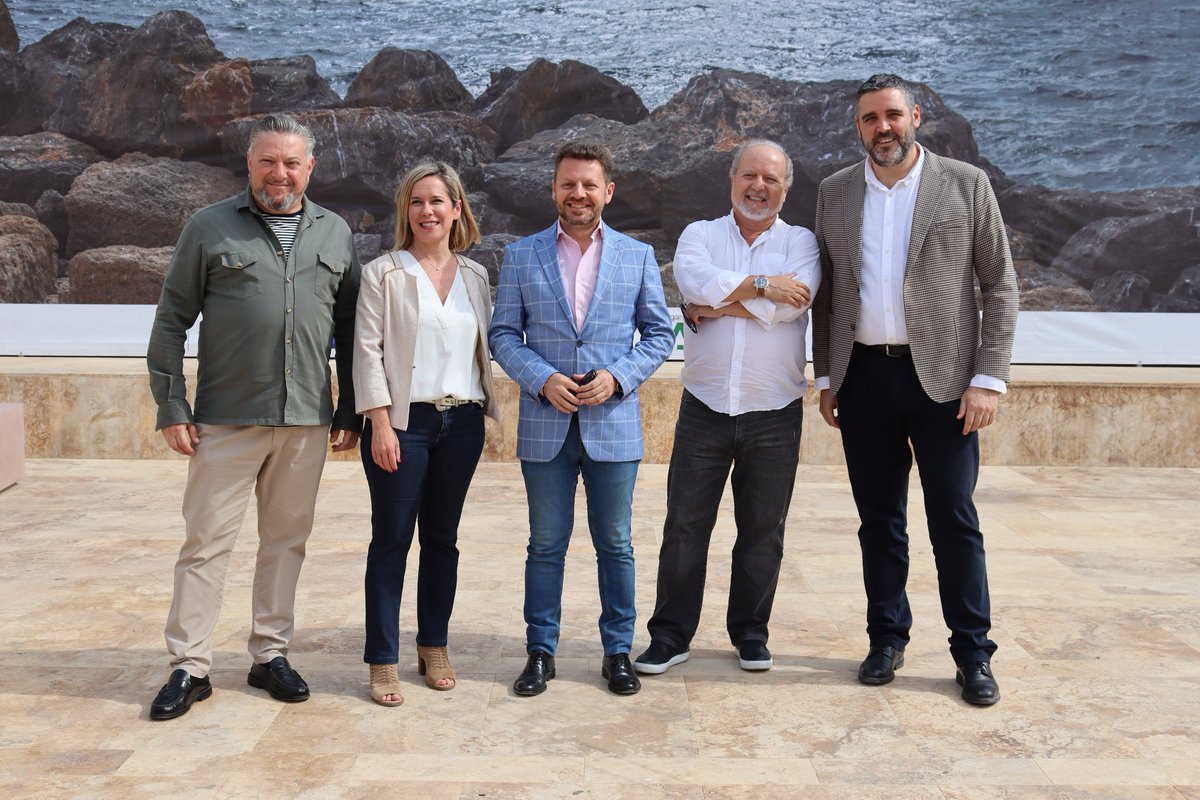AlmeriaCAMINA_'s tweet photo. 🤩Visita la mayor exposición al aire libre que muestra la esencia de los barrios La Chanca-Pescadería, Casco Histórico Almedina y Centro Ciudad.

📸Hasta diciembre podrás disfrutar de 20 composiciones fotográficas sobre los vecinos y rincones emblemáticos de la zona.

@aytoalm https://t.co/6KJGGrOF4W