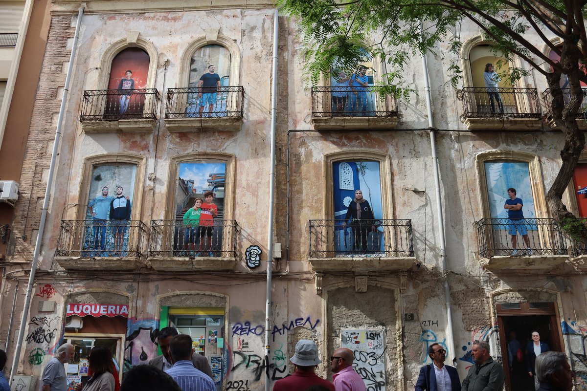 AlmeriaCAMINA_'s tweet photo. 🤩Visita la mayor exposición al aire libre que muestra la esencia de los barrios La Chanca-Pescadería, Casco Histórico Almedina y Centro Ciudad.

📸Hasta diciembre podrás disfrutar de 20 composiciones fotográficas sobre los vecinos y rincones emblemáticos de la zona.

@aytoalm https://t.co/6KJGGrOF4W