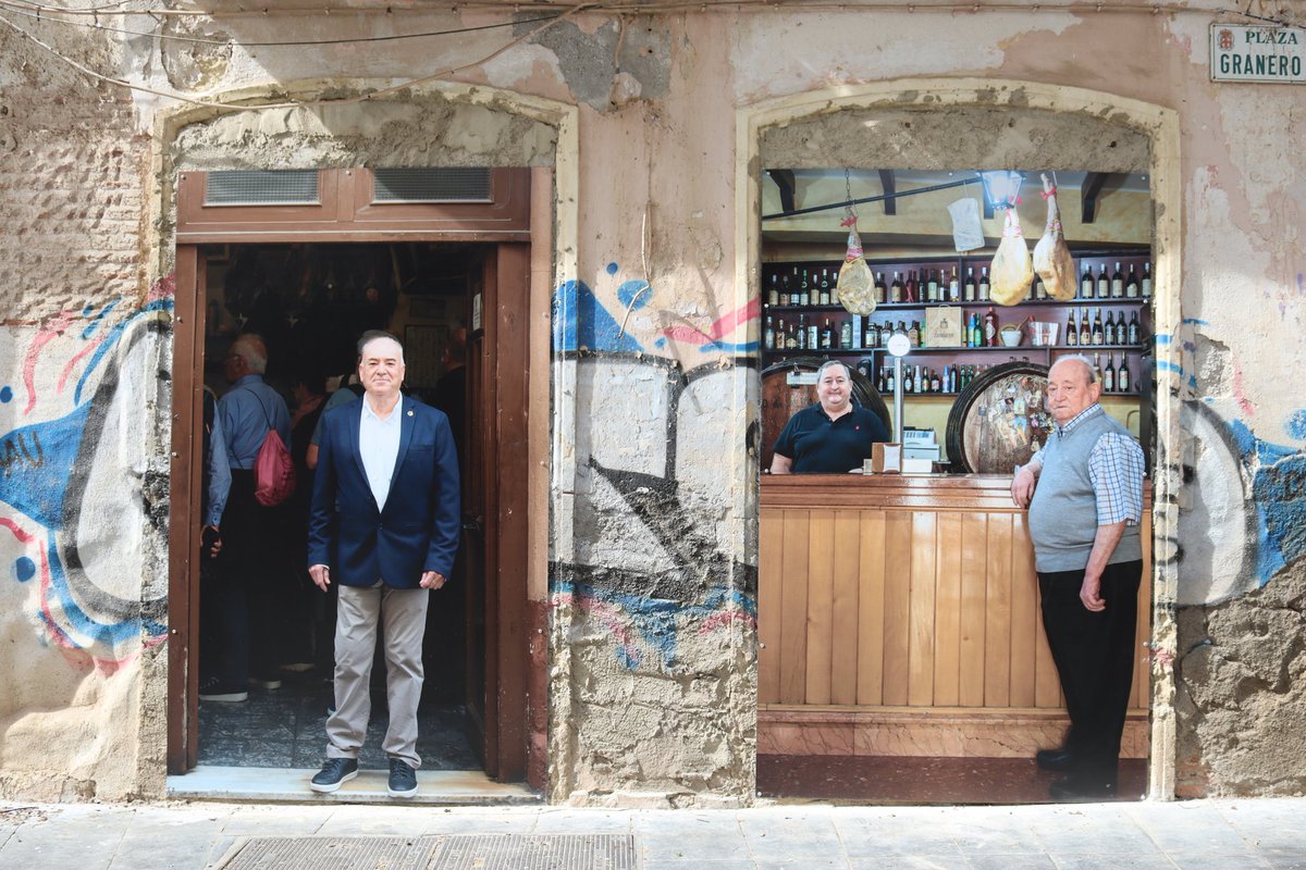 AlmeriaCAMINA_'s tweet photo. 🤩Visita la mayor exposición al aire libre que muestra la esencia de los barrios La Chanca-Pescadería, Casco Histórico Almedina y Centro Ciudad.

📸Hasta diciembre podrás disfrutar de 20 composiciones fotográficas sobre los vecinos y rincones emblemáticos de la zona.

@aytoalm https://t.co/6KJGGrOF4W