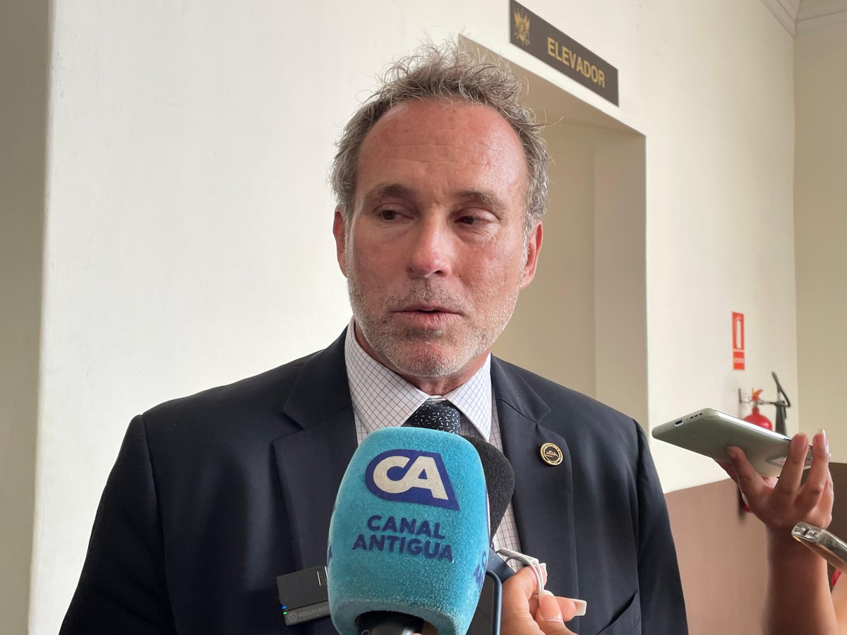 El Director del INGUAT, Harris Whitbeck, asegura que próximamente se podrían iniciar estudios de prefactibilidad para la construcción de un teleférico entre la Ciudad Capital y Antigua Guatemala, ya que consideran que es un proyecto bastante factible de implementar 

#INGUAT