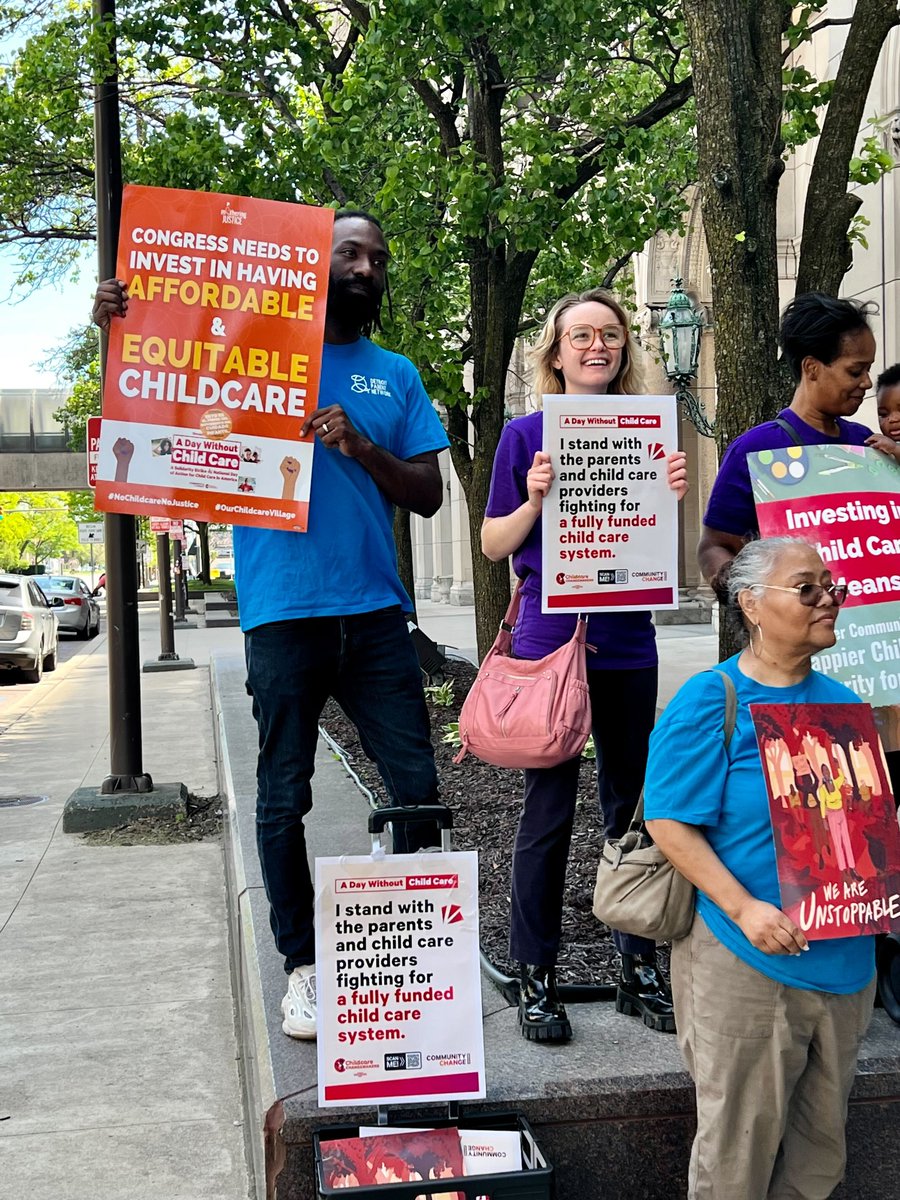 CommChangeAct's tweet photo. 👋👋Hi to our friends @momjustice in Michigan! Some of the friendliest faces are joining together in Detroit for #DayWithoutChildCare! Organizers, parents and child care providers are coming together to shine a light on the *true* cost of child care. 
#DWOCC24 https://t.co/WqAC5ROOYH