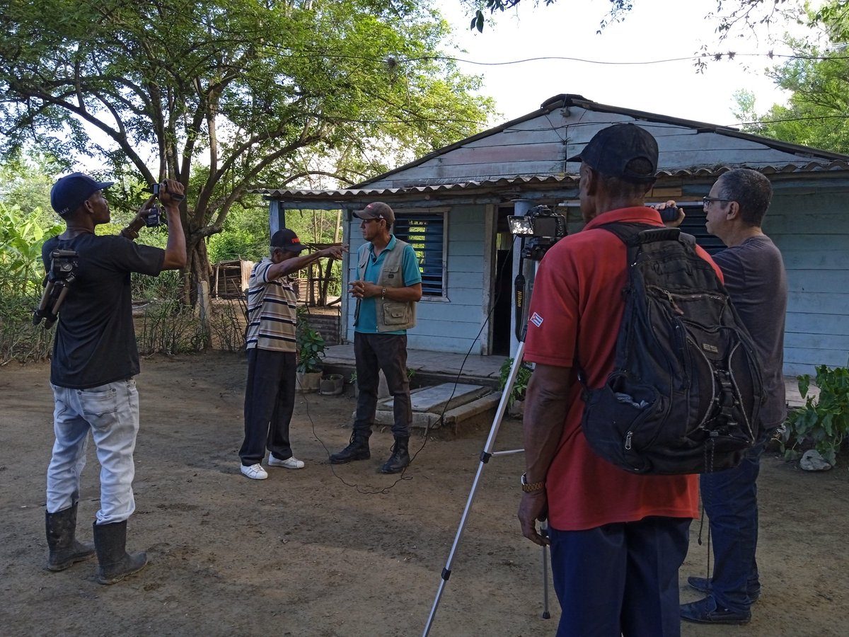 DailieTablada's tweet photo. La televisión guantanamera llegando a cada rincón de nuestro terruño. Programa Entre Vecinos de la @TV_Solvision #GenteQueSuman en #Guantanamo #CubaEsCultura https://t.co/KFdis4Cl9H