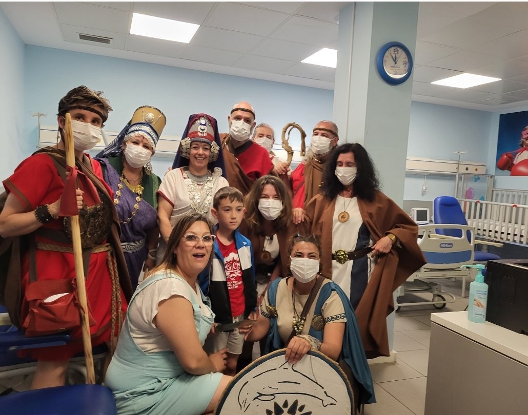 ags_nortedejaen's tweet photo. #DiaMundialNiñoHospitalizado🏥Recibimos la visita de participantes de las fiestas Ibero-Romanos de #Castulo, en la Unidad de Pediatría y Urgencias del H. U. San Agustín de #Linares.
👦 👧, familias y profesionales hemos disfrutado con vuestra visita!!🙌 https://t.co/F3HKzWqEOf