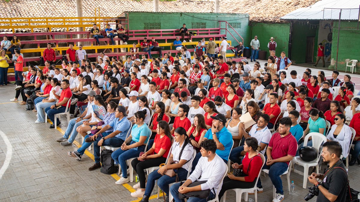 Hoy Nacaome, Valle recibe el programa #BecasSolidarias de la @Sedesolhn, brindando oportunidades educativas a más de 300 jóvenes que reciben su certificado. Gracias a la Presidenta @XiomaraCastroZ por su compromiso con la educación.