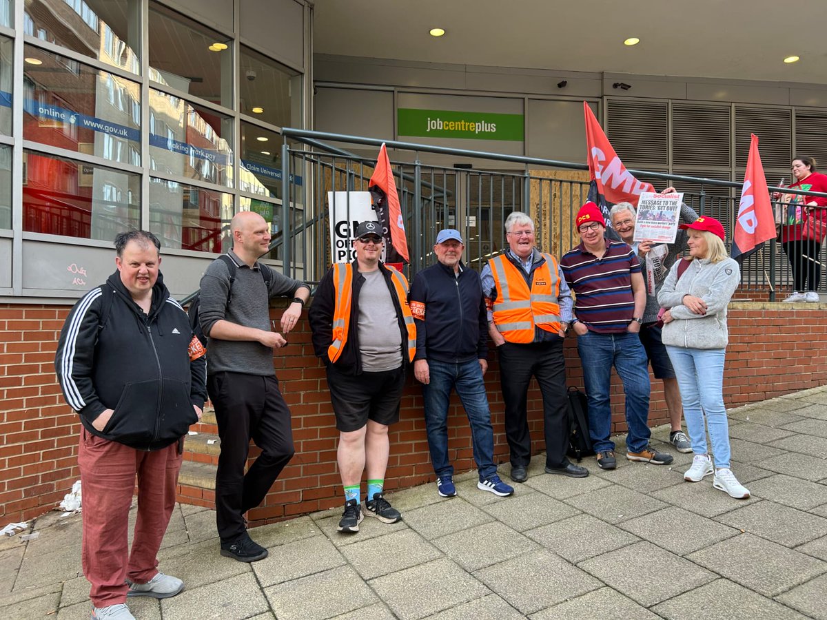 Another successful @GMB_union picket outside a #DWP  job centre today with #DWP #PCS members attending in #solidarity 

#PayUpG4S #MakeWorkBetter