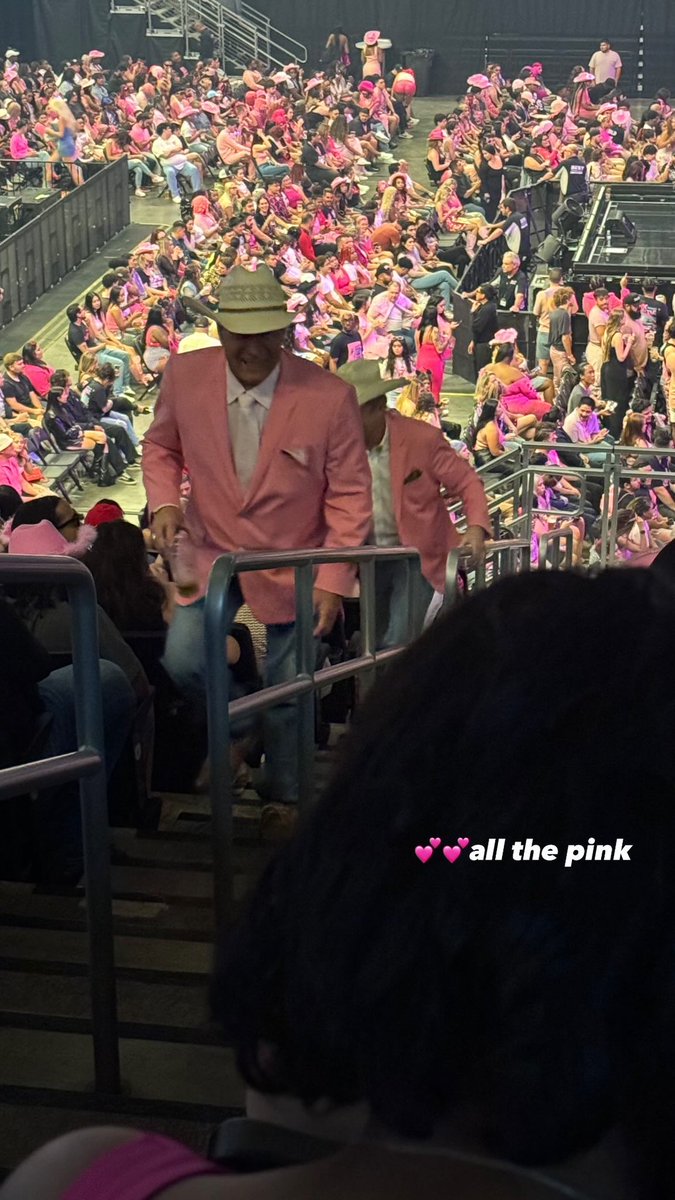 swish4132's tweet photo. Only in Texas @NICKIMINAJ can bring out the cowboys in pink blazers 💕 https://t.co/is5XgYQTcX