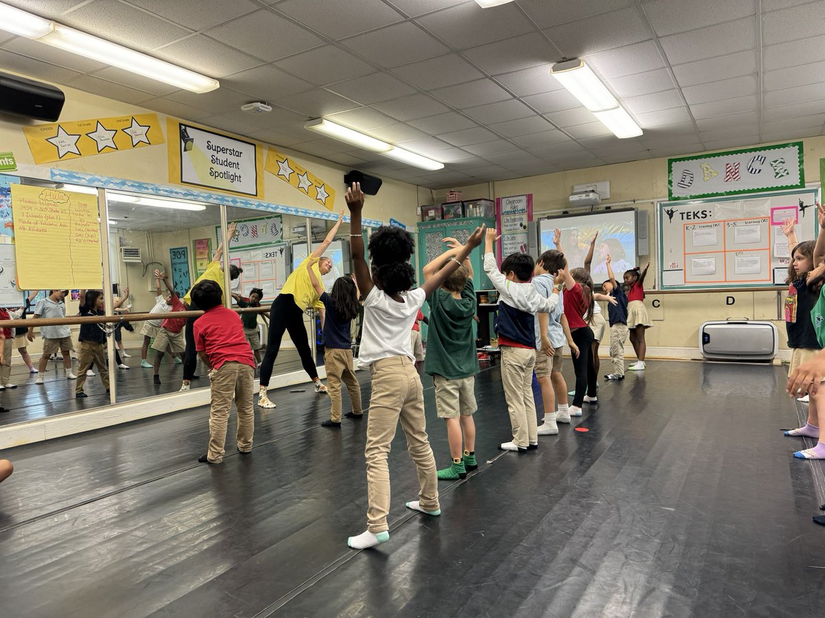 The arts are a huge part of @PoeElementary. This afternoon students learned about the sequence of movement with a beginning, middle, and end in a hula dance. @HISDCentral @DraESVillanueva @TeamHISD