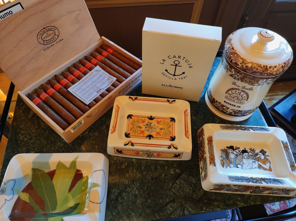 Hoy celebramos el vínculo entre los #Habanos y la cerámica, una unión que se reforzó con las míticas jarras de loza donde se guardaban algunas ediciones de cigarros cubanos. Ahora lanzamos, junto a La Cartuja de Sevilla, una colección exclusiva de tres ceniceros diseñados por