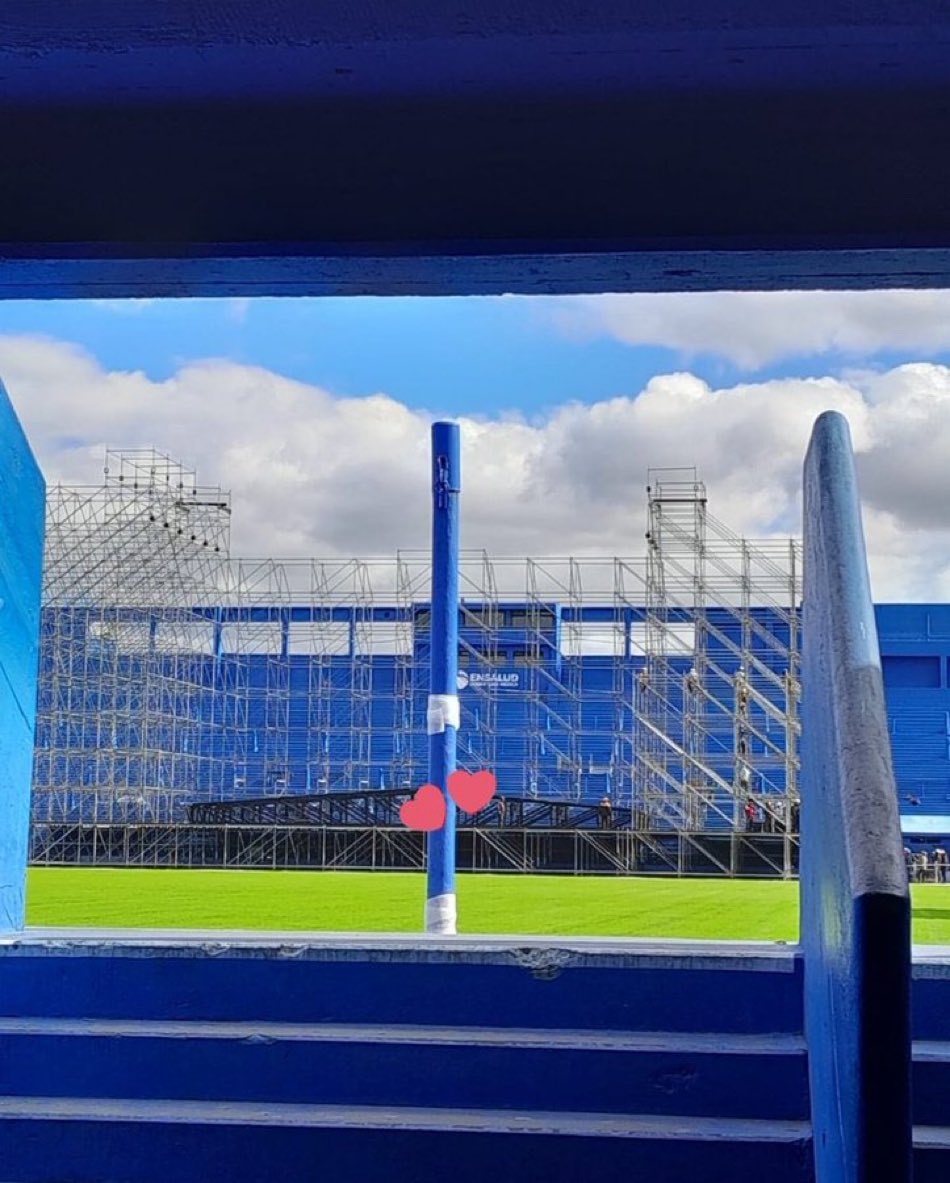LTWorldUpdates's tweet photo. 📸| ¡Armado del escenario en el Estadio Vélez!

—fitfenvelez https://t.co/okhruJJYBY