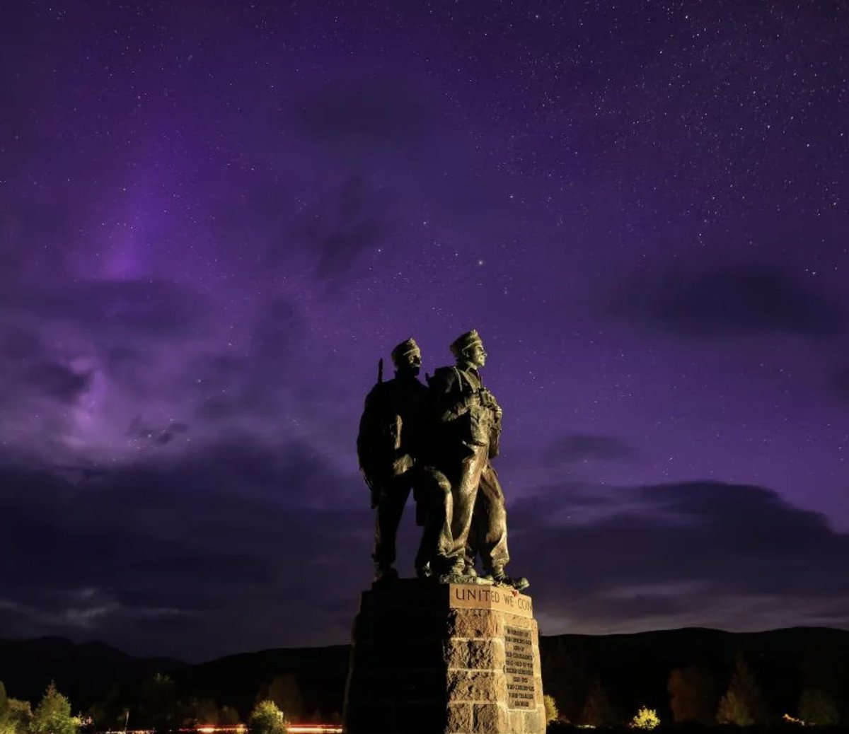 👀📸Take a look at this beautiful photo of the Northern Lights captured behind the Commando Memorial in Scotland on Saturday night.😮 Image: Jeff J Mitchell/Getty Images