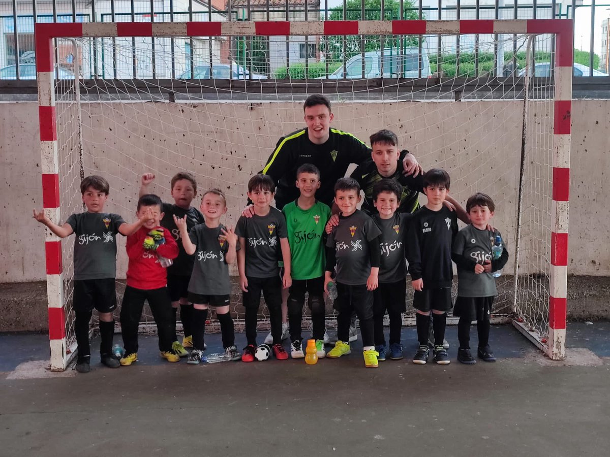 El día 25 nuestro profutbol de 5 años La Braña A. Jugará la final de plata en el pabellón de la Arena. Mucha suerte chicos!!! #vamosBraña
#nosgustalapista