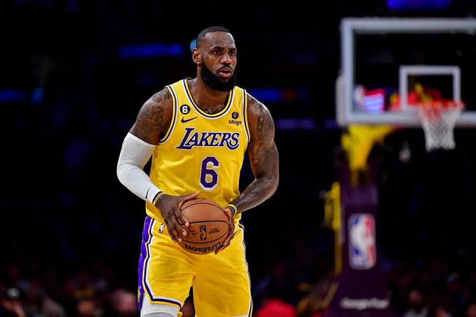 Los Angeles Lakers, LeBron James’e yeni sözleşme teklif etmek istiyor. (<a href="/mcten/">Dave McMenamin</a>)

❗️Yeni sözleşme James’in 38 yaşında olması nedeniyle en fazla üç senelik olabilir.
