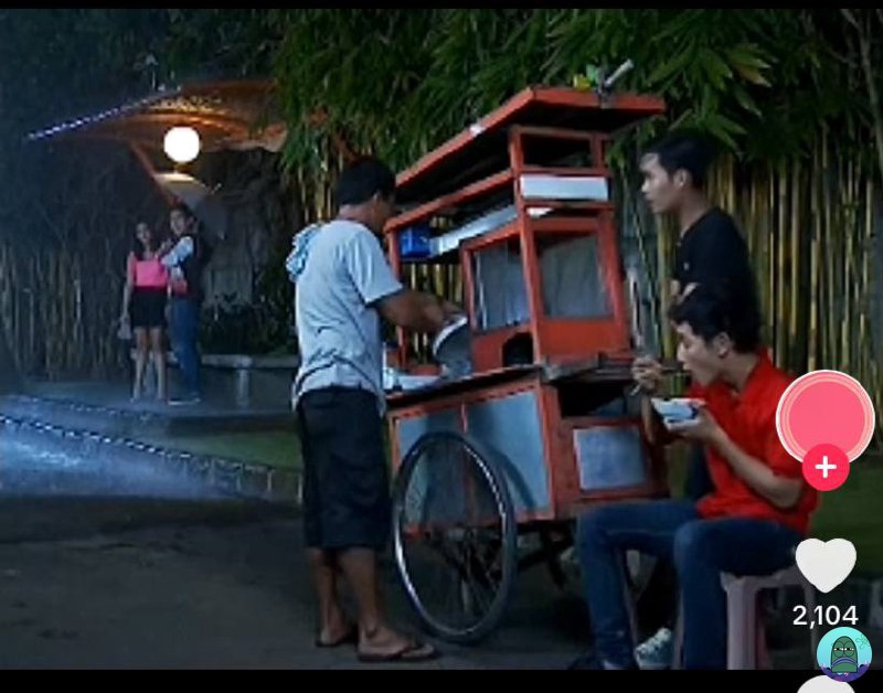 💚 ternyata kalo ditonton skrg PAA sama DDS dialognya lucu banget, pemainnya ketawa beneran😭😭 ini adegan mereka keujanan tapi abang bakso nya engga, jadi di mereka doang yg keujanan, mana jujur banget bilang ADE SOTINGG🤣