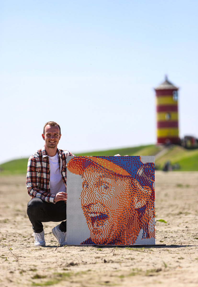JPLehmker's tweet photo. Otto Waalkes aus 900 Zauberwürfeln vor dem Pilsumer Leuchtturm ♥️ https://t.co/xRRELjE0PY