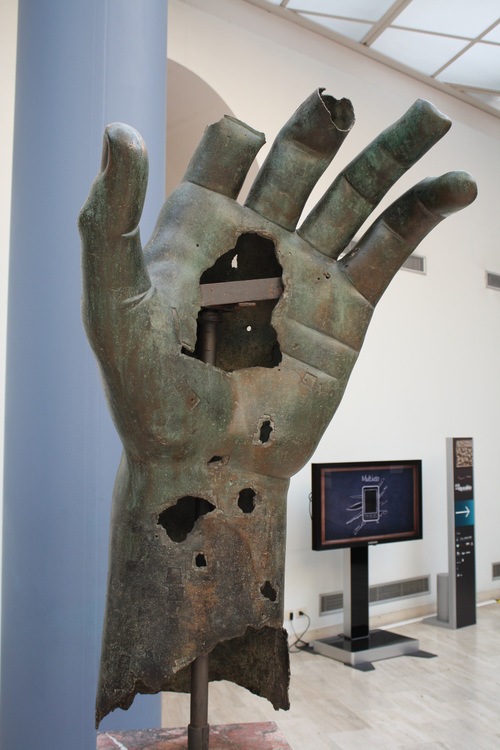 A hand from the colossal bronze statue of Roman emperor Constantine I, 4th century CE. The hand is over 1.5 m in length. (Capitoline Museums, Rome). worldhistory.org/image/2221/col…
