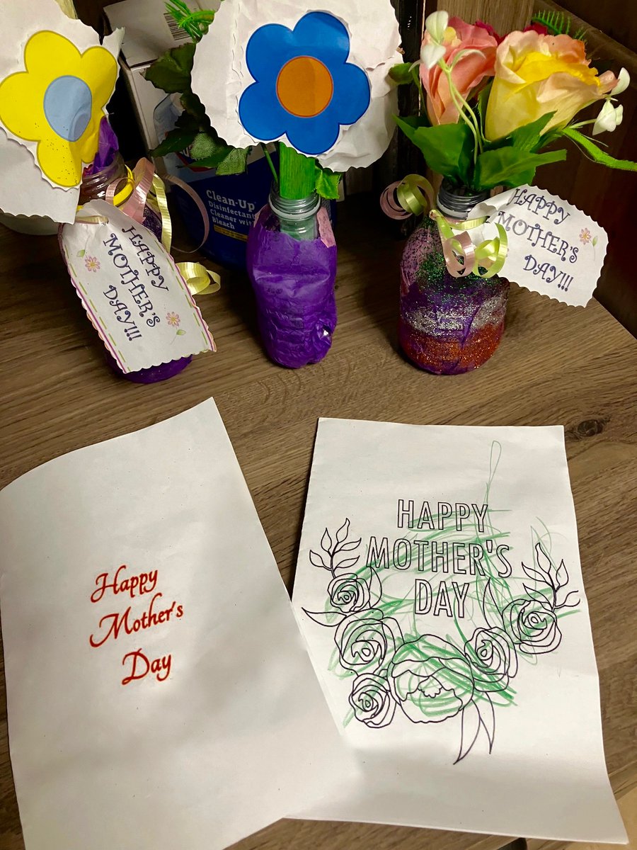 Individuals and staff at our Garnet Street residence created beautiful cards and floral displays to celebrate #MothersDay! #ILA #Celebration #CultureOfCaring #Nonprofit #HumanServices