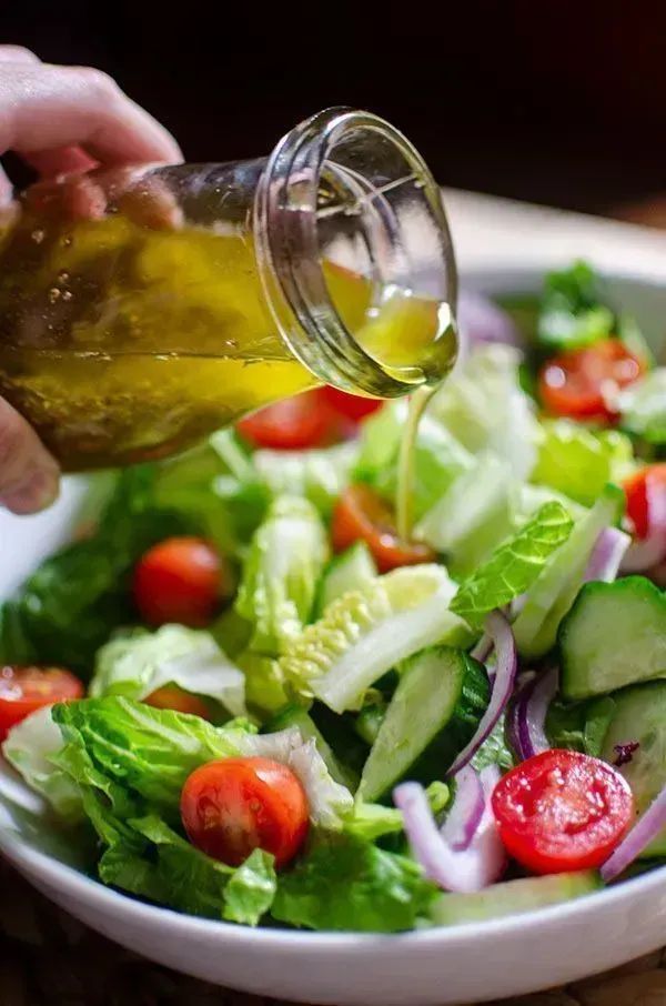 Homemade salad dressing recipe -  soooo good!

Use white balsamic vinegar, olive oil, Dijon mustard and oregano for this simple vinaigrette.

RECIPE: buff.ly/2sMK5KD
#homemade #salad