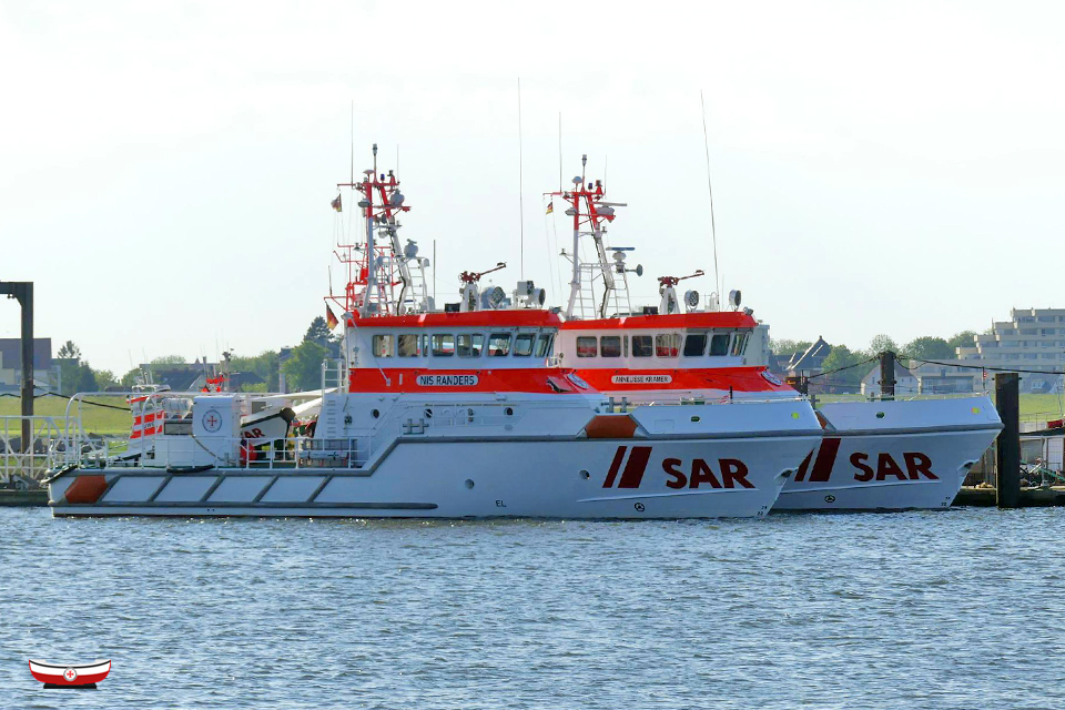 Seenotretter's tweet photo. #Seenotretter-Familientreffen 👩‍👩‍👧 heute Abend auf der #DGzRS-Station #Cuxhaven: Die BERNHARD GRUBEN vertritt die ANNELIESE KRAMER während einer kurzen Werftzeit 🛠️ in den nächsten Tagen. Die NIS RANDERS übernachtet dort auf dem Weg zum @RNLI- &amp; @KNRM-Jubiläum. 🤝 #TeamSeenotretter https://t.co/JJiEFzxFWc