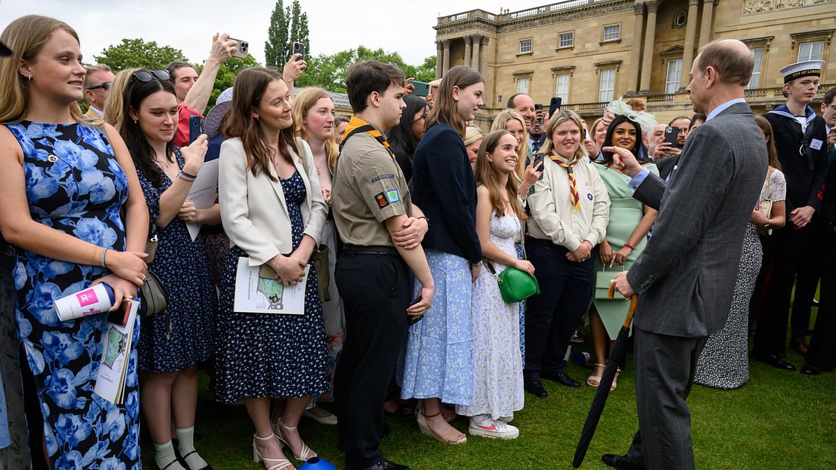 Prince Edward leads festival-style celebration at Buckingham Palace for Duke of Edinburgh Gold Award holders - with a sweet nod to Prince Philip's legacy trib.al/MmEwwfa