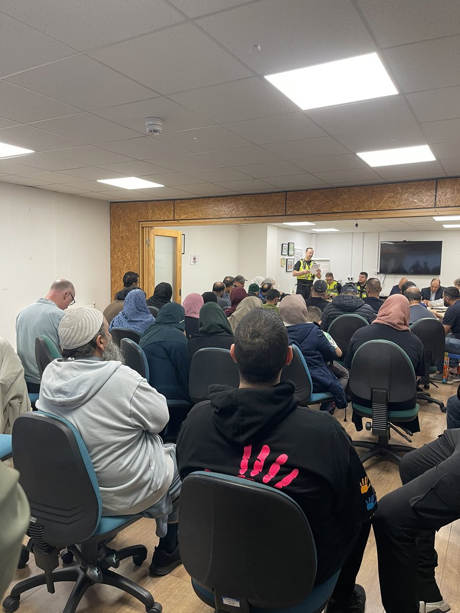 A record breaking turnout for a Park Ward forum this evening at Hanson Lane Enterprise Centre. 

It’s great to see so many residents out on a Monday evening to speak to their local councillors, police and other services based in Park Ward. 

#LetsGetSociallyActive