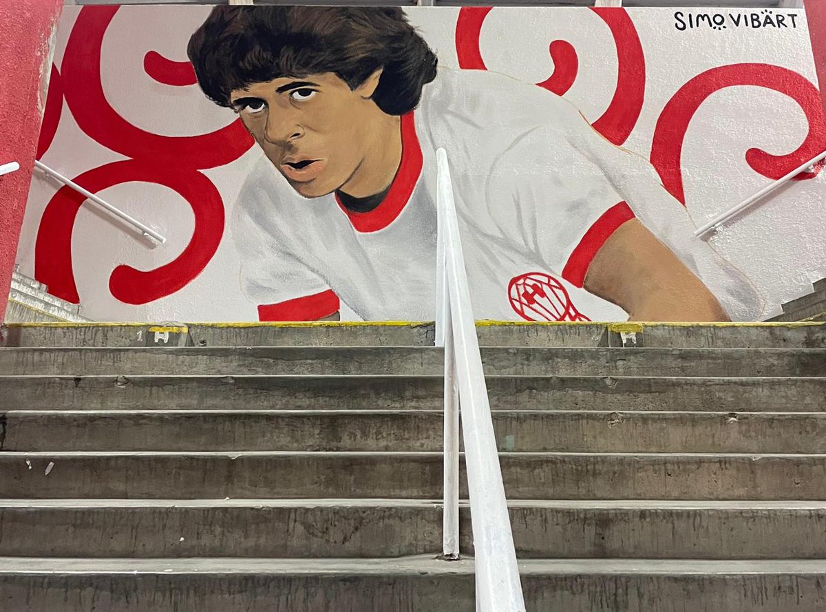 Murales y reconocimiento a nuestros ídolos en el Tomás A. Ducó 📣

Ya podés ver en la Puerta 7 del estadio esta obra de arte hermosa dedicada a René Houseman 😍🦴

🎨 Le agradecemos a <a href="/SimoVibart/">Simo Vibart</a> por la dedicación y el tiempo para retratar al Loco en el Palacio

#VamosGlobo 🎈