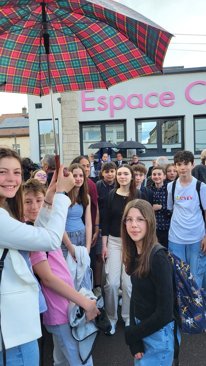 #cvc #citoyenneté Belle rencontre, pour nos délégués, avec le président François Hollande, venu baptiser l'espace culturel de #Bouzonville  #JacquesToulat juste parmi les Nations ! 
Nos élèves passeurs de mémoire #kolinka
<a href="/acnancymetz/">Académie de Nancy-Metz</a> <a href="/Dsden57/">DSDEN de la Moselle</a> @GregoryPremon <a href="/bouzonville57/">Bouzonville</a>