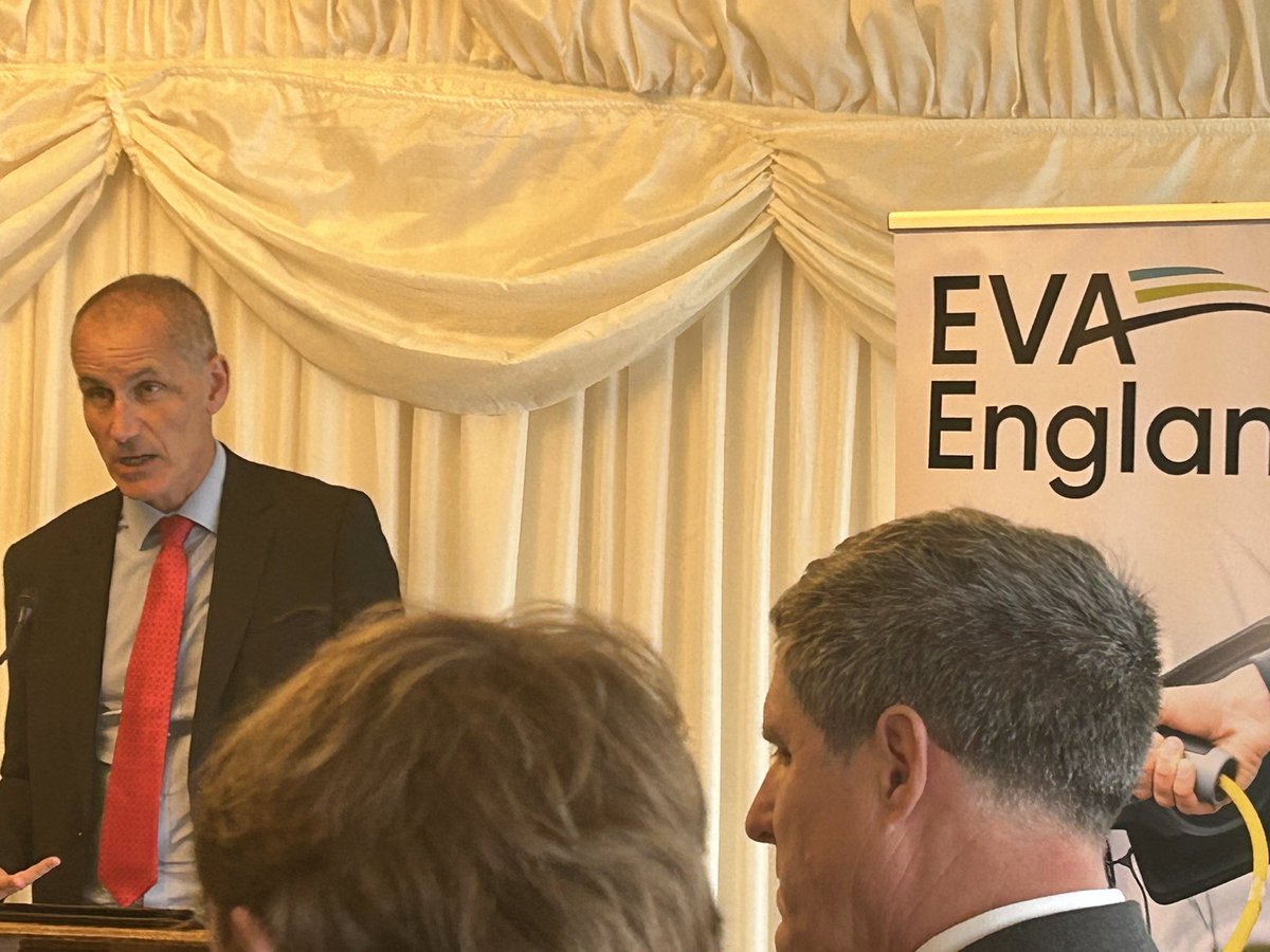 Great to be w/ @EVAEOfficial colleagues & supporters tonight to launch our manifesto for 2024. Excellent to hear from brilliant CEO @JamesRCourt and shadow minister @Bill_Esterson Headlines: 🔋Improving charging infrastructure 🤝Making it fairer ♿️ Better accessibility