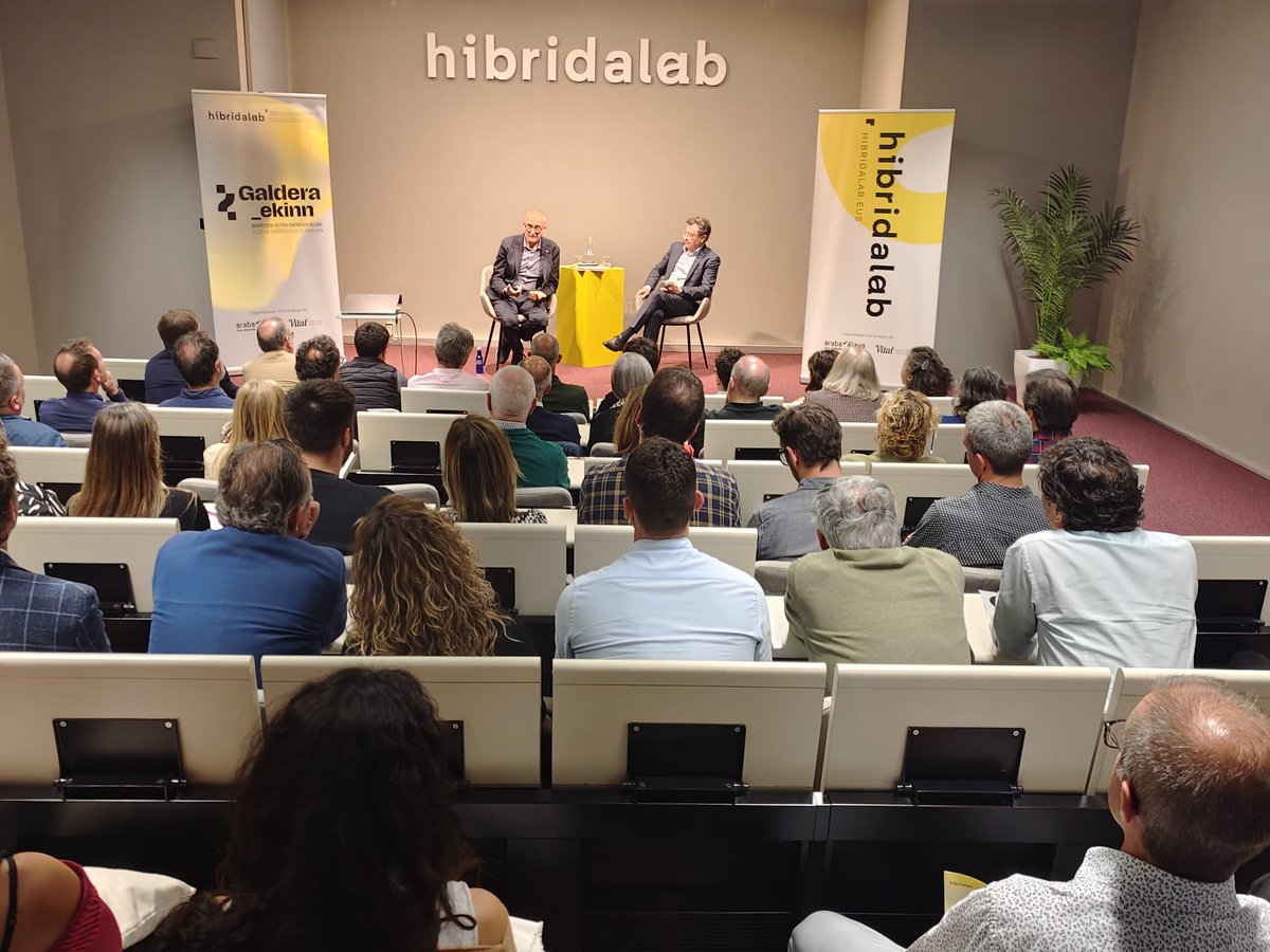 . @XavierMarcet ha inaugurado esta tarde Galdera_ekinn en @hibridalab_eus . Un proyecto pionero que aboga por el cambio en la forma de innovar para hacerlo eficiente y en el que el cliente sea la figura central. Todo ello conllevará tiempo y hacernos las preguntas adecuadas.