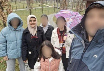 İstanbul'da yaşayan ev hanımı Aysu Bayram terör (!) suçlamasıyla tutuklandı. Kısa süre önce Parkinson teşhisi konulan, 2 sene önce karaciğer nakli yapılarak hayata tutunan Bayram'ın, hukuk okuyan kızı da kendisiyle birlikte tutuklandı. @hc_huseyincelik 

#KHKlıyaAdalet