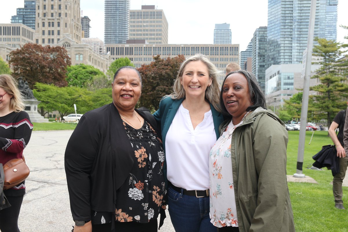 Joined <a href="/ACTRAToronto/">ACTRA Toronto</a> at #QueensPark in solidarity with #ACTRAPerformers locked out for 2 years. OFL President <a href="/waltonmom/">Laura Walton</a> reaffirms that labour will ensure <a href="/DavidPiccini/">David Piccini</a> keeps his word, urging Ontario government agencies to stop using non-union labour.

#OnLab #OnPoli #Solidarity