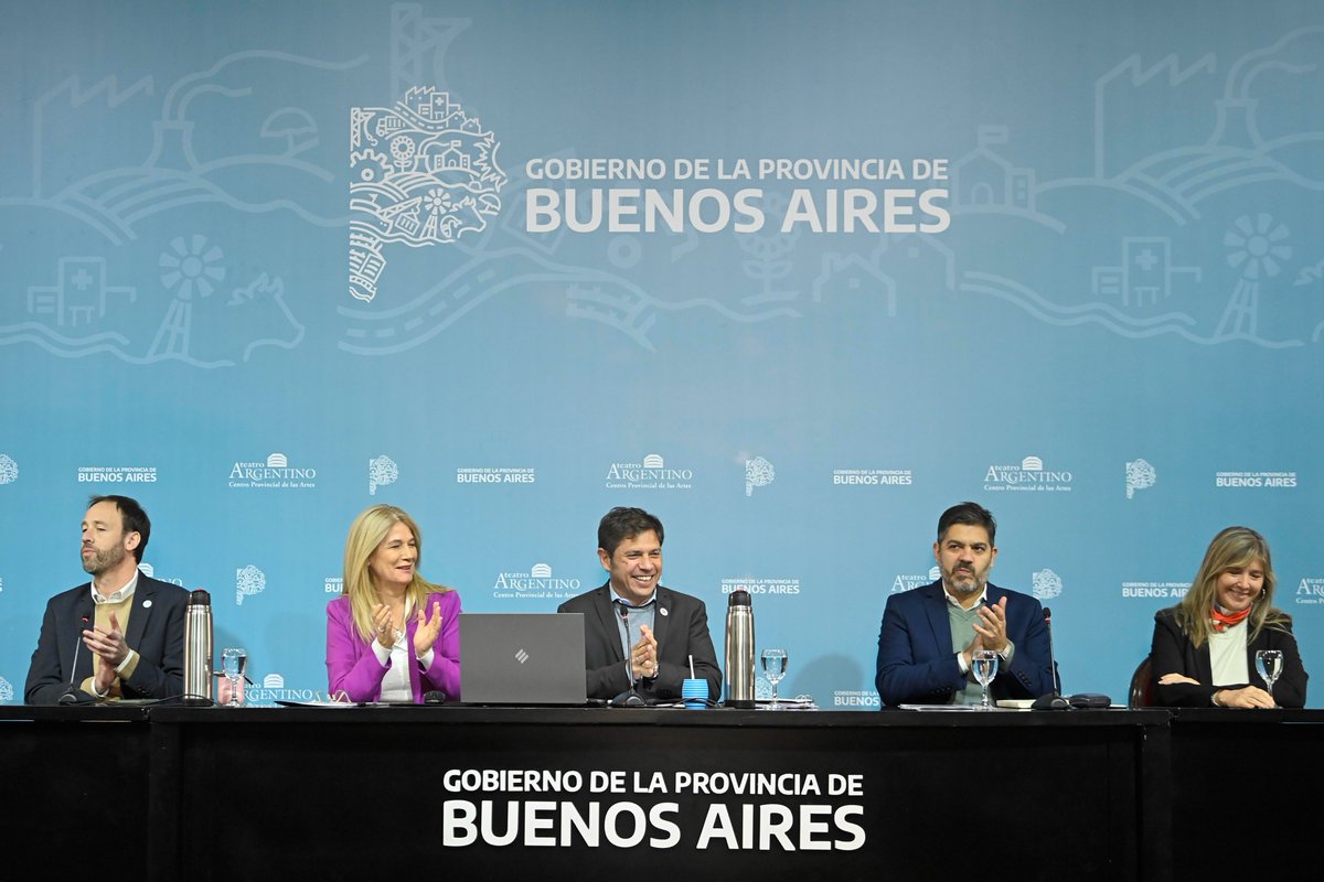 Kicillofok's tweet photo. Junto a intendentes e intendentas firmamos el pago de la segunda cuota del Fondo de Fortalecimiento Fiscal Municipal, un instrumento sancionado por nuestra Legislatura para que cuenten con los recursos necesarios para seguir dando respuesta a sus vecinos y vecinas.

Estamos demostrando que el Gobierno provincial no deserta, reconoce la importancia de los gobiernos municipales y hace respetar el federalismo en todo su territorio.