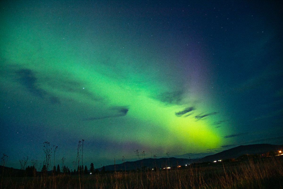 cvo_design's tweet photo. LOOK UP!!!
#nature #beautiful #photography #darkskies #winning  #foldingtime #montana #rezlife #adventure #northernlights https://t.co/gtBoDns4Qs