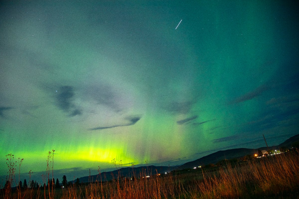 cvo_design's tweet photo. LOOK UP!!!
#nature #beautiful #photography #darkskies #winning  #foldingtime #montana #rezlife #adventure #northernlights https://t.co/gtBoDns4Qs