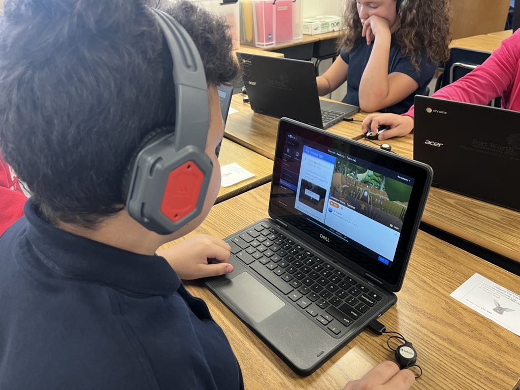 Students had the opportunity to become computer scientists today at @BurtonHillFWISD in our 5th grade G/T class! It was so much fun to see these students create and experience their virtual products!