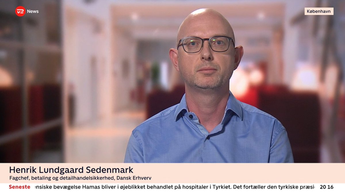 Det er dyrt og tidskrævende at håndtere kontanter. Derfor ser vi gerne, at kontantpligten bliver afskaffet for alle andre butikker end dagligvarebutikkerne og visse udbydere af sundhedsydelser, siger <a href="/hsedenmark/">Henrik L. Sedenmark</a> til <a href="/tv2newsdk/">TV 2 NEWS</a> #dkpol #dkbiz