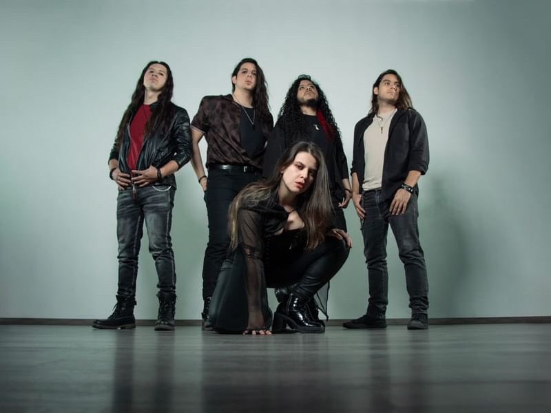 Recomendación semanal #Fútsica, ellos son <a href="/vd_band/">Velvet Darkness</a> 

Conócelos: 
Kate - Vocalista
Charles - Bajista
Altair - Guitarra
Alfredo - Guitarra
Emilio - Batería
John - Teclados

Satélite Edo Mex - 2014

Remain es la canción que debes escuchar.

RP y Like ✌🏾👌🏾

open.spotify.com/track/26ijuiwy…