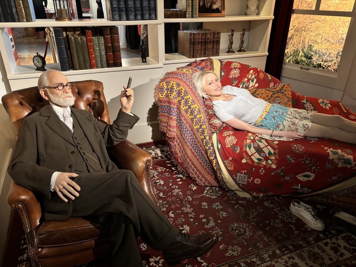 JulMichelle's tweet photo. In a much needed session! #drfreud #berlin #germany #madametussauds https://t.co/8zGcTbNWLn