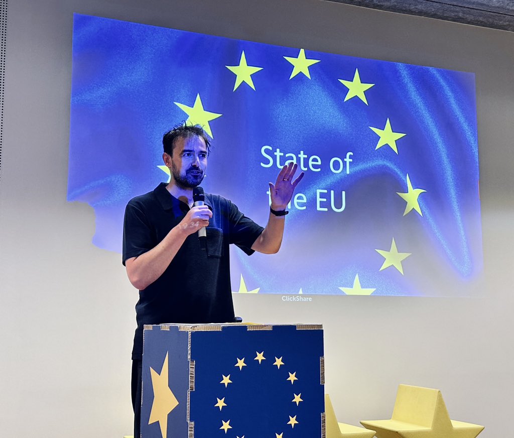 VLEVA's tweet photo. 🇪🇺🔥 Bevlogen #StateoftheEU vanavond van #JorisHessels: "Missie onderwijs. Met de groeten van Erasmus" 
 
Of hoe Europese verbondenheid &amp; leren van elkaar over de grenzen heen via @EUErasmusPlus kan bijdragen aan een betere toekomst van ons onderwijs in de EU. #JouwbrugnaarEuropa https://t.co/DpeHHgPmPA