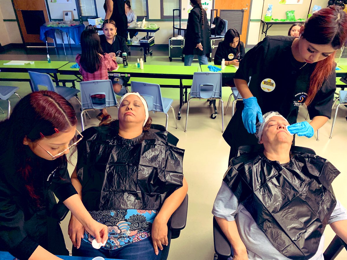 MrsFloyd0419's tweet photo. Our Spring De-Stress Fest is underway!!! @KinkeadeECS #HandMassages #MiniFacials #ChairYoga #ColorMeCalm #RetailTherapy #DIYStressballs #FriendshipBracelets #Puzzles #HerbalTea #YummyTreats #RefreshmentStation #DistrictTableMassages #PetTherapy @IISD_Wellness @sunstonelcvp https://t.co/7pzgv97snz