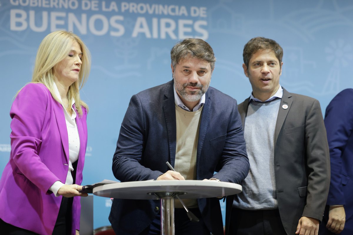 Kicillofok's tweet photo. Junto a intendentes e intendentas firmamos el pago de la segunda cuota del Fondo de Fortalecimiento Fiscal Municipal, un instrumento sancionado por nuestra Legislatura para que cuenten con los recursos necesarios para seguir dando respuesta a sus vecinos y vecinas.

Estamos demostrando que el Gobierno provincial no deserta, reconoce la importancia de los gobiernos municipales y hace respetar el federalismo en todo su territorio.