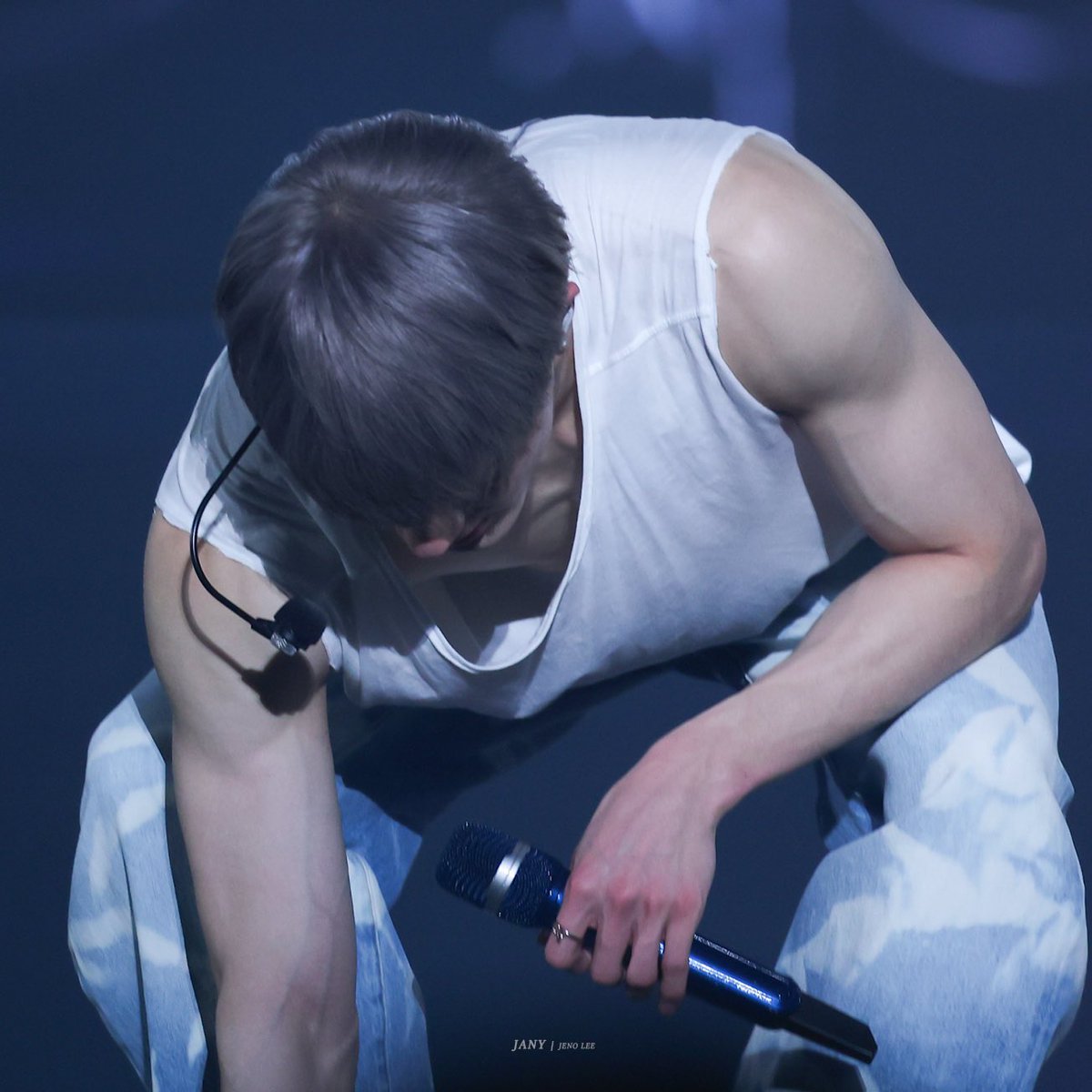 4jn23oo's tweet photo. 근데 제노군 무대에서 방심을 자주하네...쓰읍... 
(손 뼈마디 붉은거 개호감.......... https://t.co/delCHIqumd